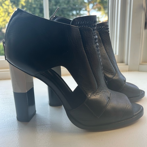Calvin Klein Black Leather Women's Heels - Picture 1 of 7